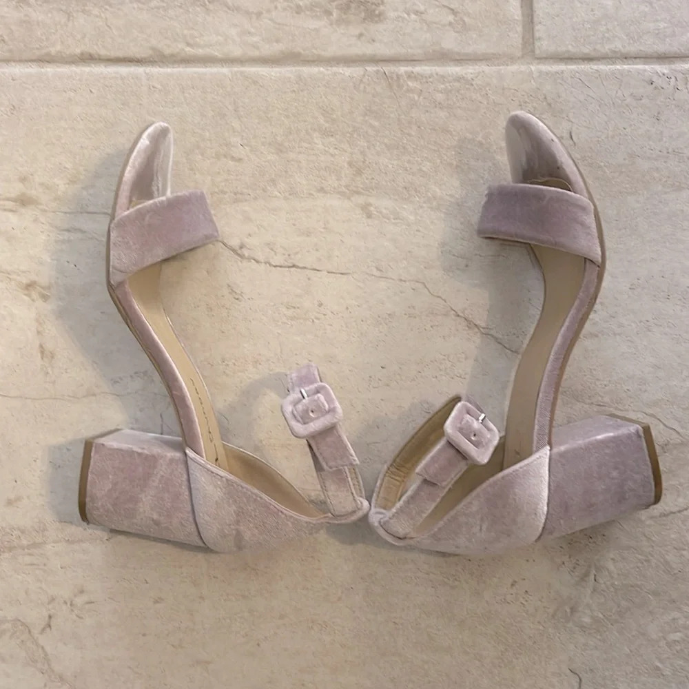 Chinese Laundry Lavender Heels - Picture 2 of 8